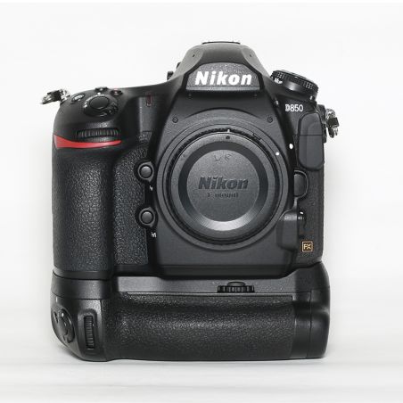 Nikon D850 + MB-D18