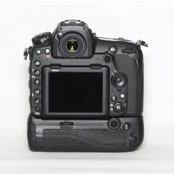 Nikon D850 + MB-D18