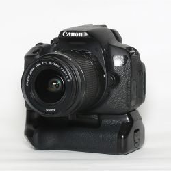 Canon EOS 700D + 18-55 III + Grip